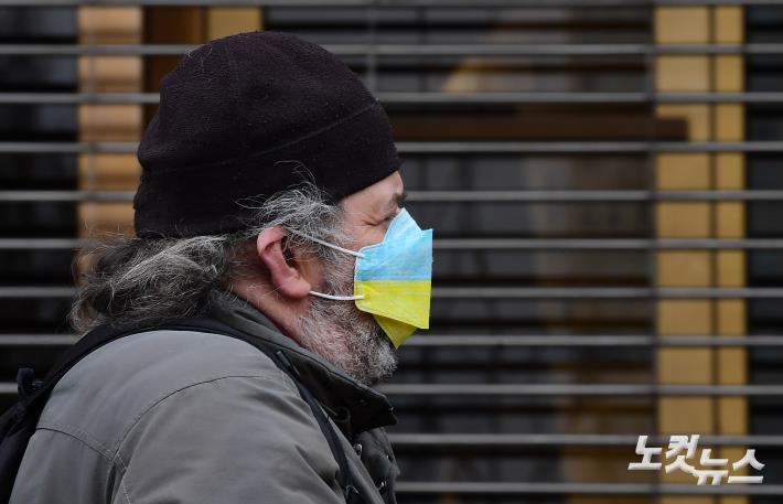 마스크에 그린 우크라이나 국기