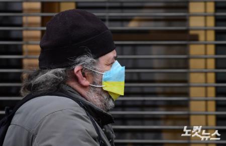 마스크에 그린 우크라이나 국기