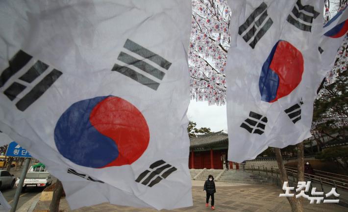 태극기 펄럭이는 효창공원