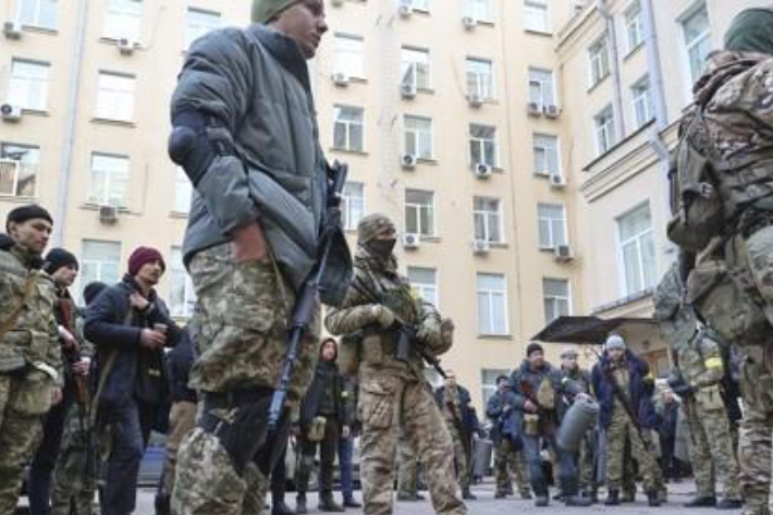 28일(현지시간) 벨라루스 외무부가 "우크라이나 대표단이 벨라루스 영토에 도착했다"고 밝혔다. 사진은 전날(27일) 우크라이나 향토방위군 대원들이 제2의 도시 하리코프 시내에서 전투 명령을 기다리고 있는 모습. 연합뉴스