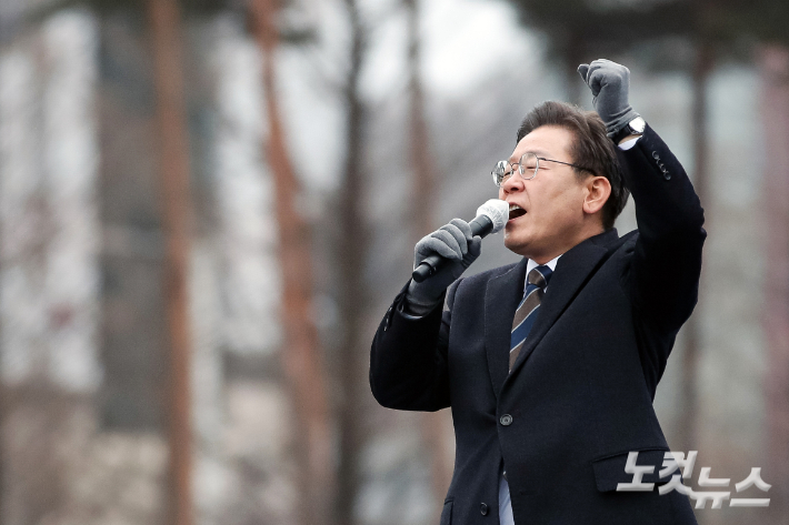 이재명 더불어민주당 대선후보가 26일 오후 경기 고양시 일산문화공원에서 '고양의 수도권 서북부 경제 중심지 도약을 위해!' 고양 집중유세를 펼치며 지지를 호소하고 있다. 윤창원 기자