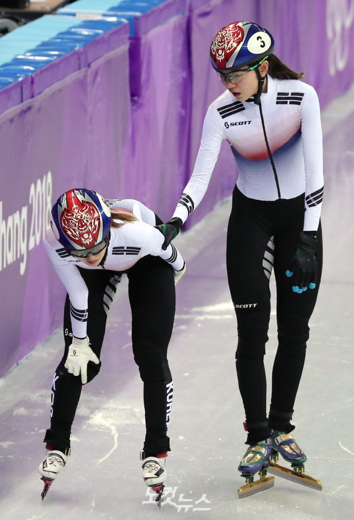 '2018 평창동계올림픽' 여자 1000m 결승에서 함께 부딪혀 넘어진 최민정(왼쪽)에게 심석희가 위로하는 모습. 이한형 기자