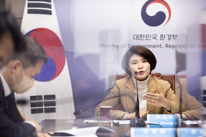 한정애 환경부 장관이 28일 한중 연례환경장관회의에서 발언하고 있다. 환경부 제공