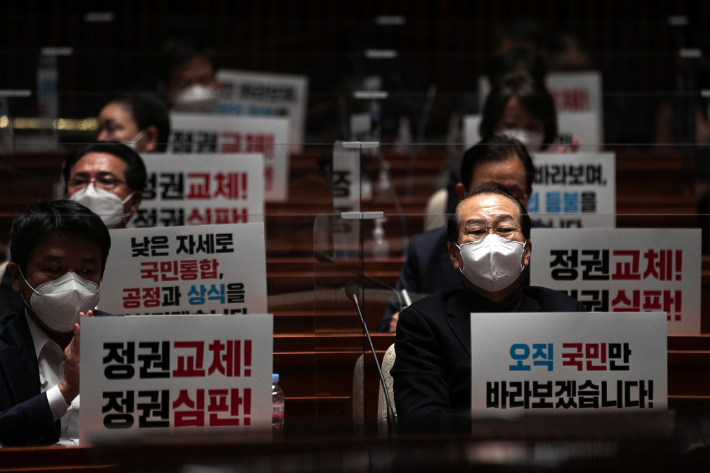 국민의힘 권영세 선거대책본부장이 28일 오후 서울 여의도 국회에서 열린 의원총회에 참석해 있다. 연합뉴스