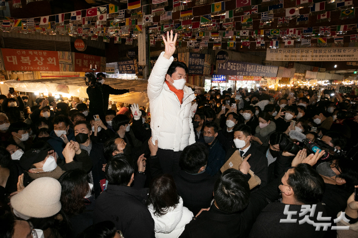 국민의당 안철수 대선후보가 지난 26일 서울 종로구 광장시장을 찾아 지지자들의 환호에 손을 들어 화답을 하고 있다. 윤창원 기자