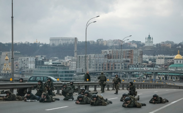 러시아군 진격에 키예프서 전투태세 갖추는 우크라 방위군. 연합뉴스