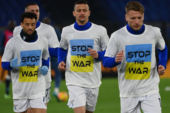 이탈리아 라치오 선수들이 우크라이나 침공을 반대하고 러시아를 규탄하는 내용의 메시지를 적은 티셔츠를 입고 경기를 준비하고 있다. 연합뉴스