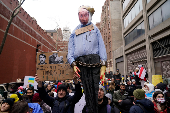 미국 뉴욕 주유엔 러시아대표부 앞에서 항의집회하는 친우크라이나 시위대. 연합뉴스