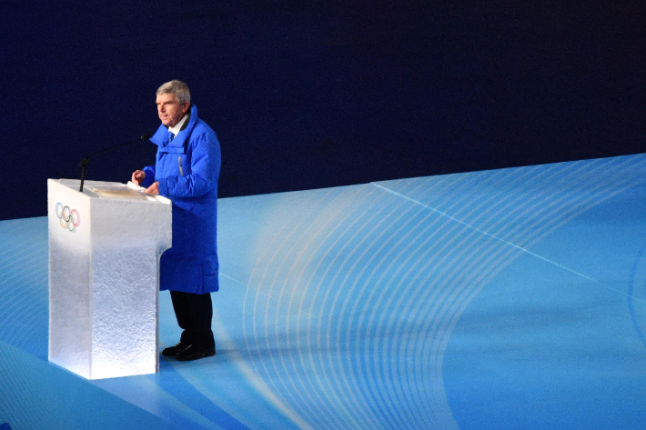 4일 중국 베이징 국립경기장에서 열린 2022 베이징동계올림픽 개막식에서 토마스 바흐 IOC 위원장이 공식 연설을 하고 있다. 베이징(중국)=박종민 기자