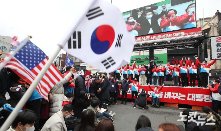 태극기-성조기 등장한 윤석열 후보 유세현장