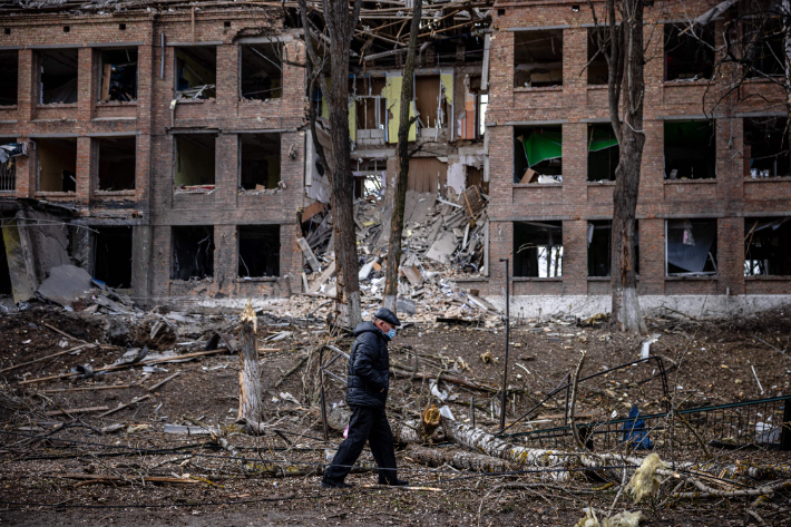 러시아 미사일 공격으로 파괴된 우크라 키예프 인근 건물. 연합뉴스