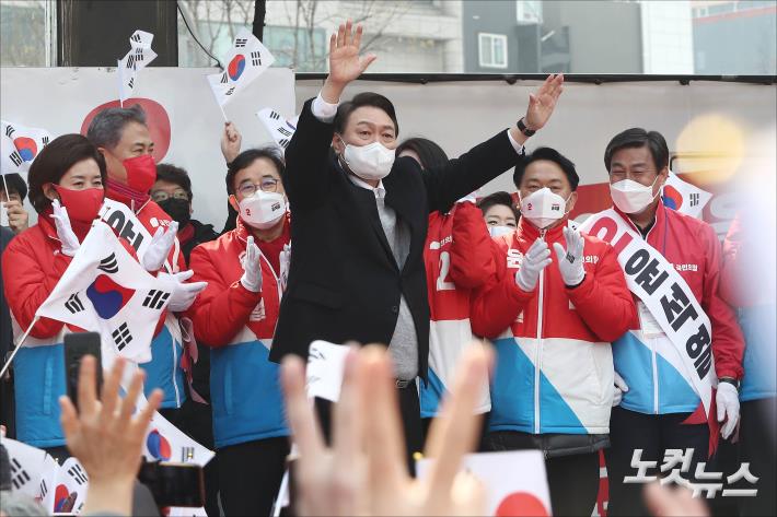 신촌 유세 나선 윤석열