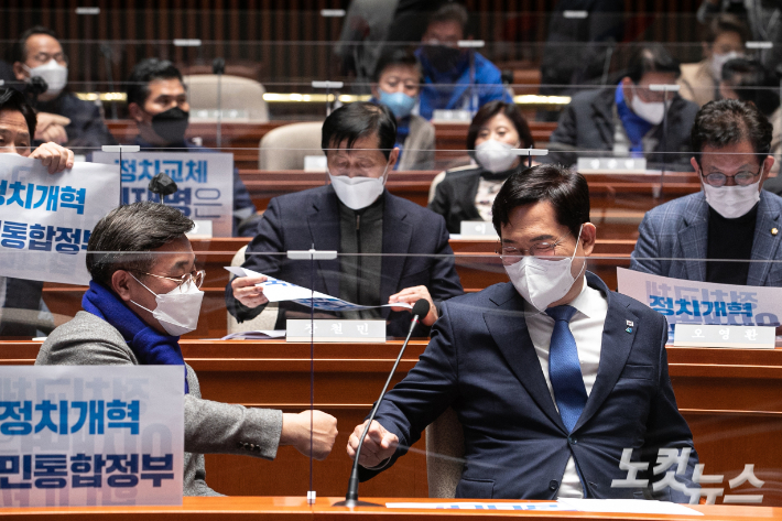 송영길 대표와 윤호중 원내대표가 2월 27일 오후 서울 여의도 국회에서 열린 더불어민주당 의원총회에서 인사를 나누고 있다. 윤창원 기자