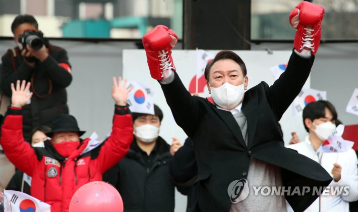 국민의힘 윤석열 대선 후보가 1일 오후 서울 서대문구 현대백화점 신촌점 유플렉스 앞에서 열린 유세에서 권투인 홍수환 씨로부터 선물 받은 챔피언 글로브를 끼고 어퍼컷 세리머니를 하고 있다. 2022.3.1 연합뉴스