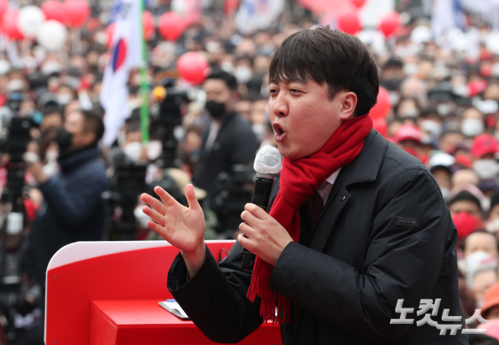 국민의힘 이준석 대표가 1일 오후 서울 서대문구 신촌 현대백화점 앞에서 열린 윤석열 후보 유세에서 연설하고 있다. 국회사진취재단