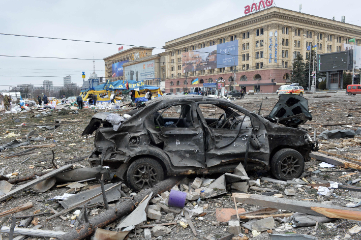 1일(현지시간) 러시아군의 미사일 공격을 받아 파괴된 우크라이나 제2 도시 하르키우의 시청사 앞 광장에 뼈대만 앙상한 차량 등 잔해가 나뒹굴고 있다. 연합뉴스