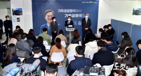 김동연 새로운물결 대선 후보가 2일 서울 영등포구 선거 캠프에서 기자회견을 열고 후보 사퇴 및 이재명 더불어민주당 후보의 지지 의사를 밝히고 있다.