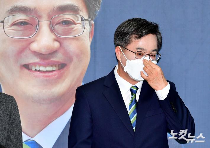 김동연 새로운물결 대선 후보가 2일 서울 영등포구 선거 캠프에서 기자회견을 열고 후보 사퇴 및 이재명 더불어민주당 후보의 지지 의사를 밝히기 앞서 마스크를 고쳐쓰고 있다.