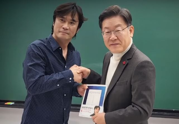 황씨가 이 후보에게 자신의 책을 선물하는 모습. 황현필 유튜브 영상 캡처