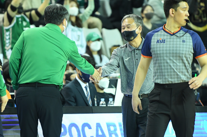 앞으로 프로농구 코트에서는 악수 대신 목례로 인사를 주고 받아야 한다. KBL 제공