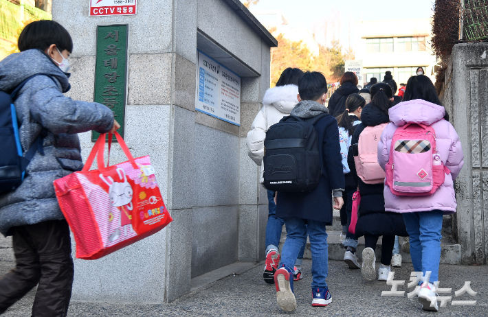 오미크로 변이 확산세가 거센 가운데 전국 초중고등학교가 개학한 2일 서울 태랑초등학교에서 학생들이 등교하고 있다. 박종민 기자