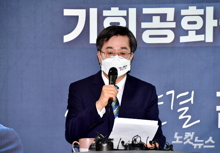 김동연 새로운물결 대선 후보가 2일 서울 영등포구 선거 캠프에서 기자회견을 열고 후보 사퇴 및 이재명 더불어민주당 후보의 지지 의사를 밝히고 있다. 윤창원 기자