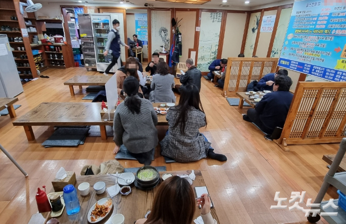방역패스 완화 이틀 째인 2일 부산 서면의 한 식당이 손님들로 붐비고 있다. 박진홍 기자