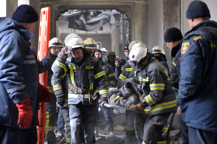 1일(현지시간) 구조대원들이 러시아군의 미사일 공격을 받아 파괴된 우크라이나 제2 도시인 하르키우의 시청사 밖으로 사망자의 시신을 옮기고 있다. 연합뉴스