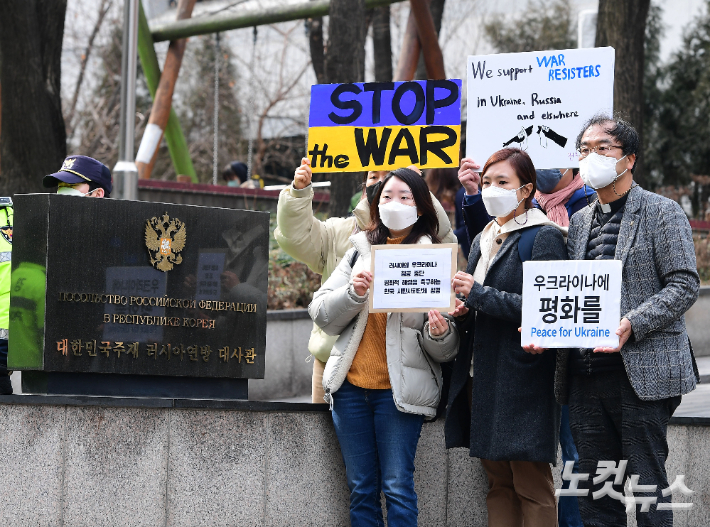 28일 오전 서울 중구 주한 러시아 대사관 앞에서 열린 '러시아의 우크라이나 침공 중단·평화적 해결 촉구 시민사회 공동 기자회견' 참석자들이 주한 러시아 대사관에 성명서를 전달하기 위해 이동하고 있다. 황진환 기자