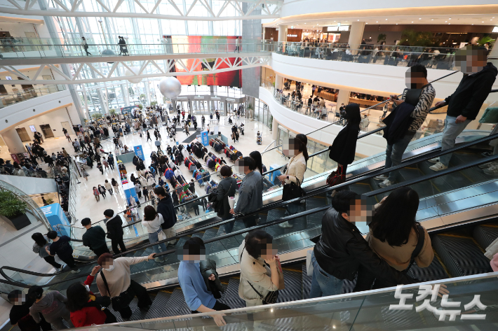 서울 시내 한 대형 쇼핑몰이 나들이객들로 붐비는 모습. 황진환 기자