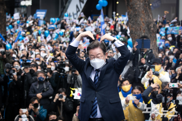 1일 오후 이재명 더불어민주당 대선후보가 서울 중구 명동에서 '3.1정신으로 여는 대한민국 대전환' 서울 집중 유세를 펼치고있다. 국회사진취재단