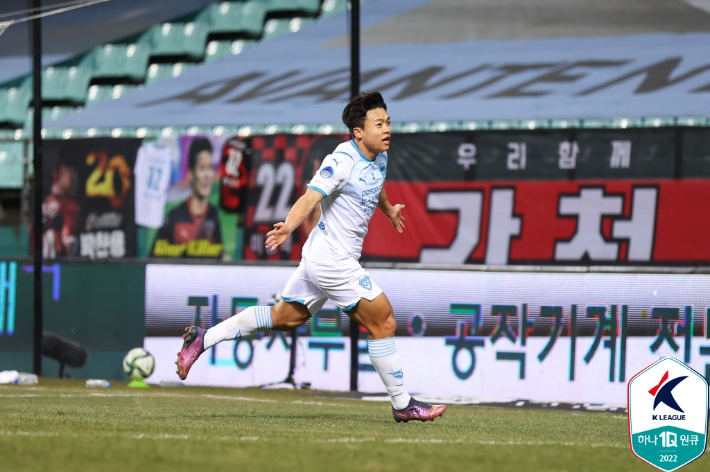 골을 넣고 기뻐하는 포항 정재희. 한국프로축구연맹 제공