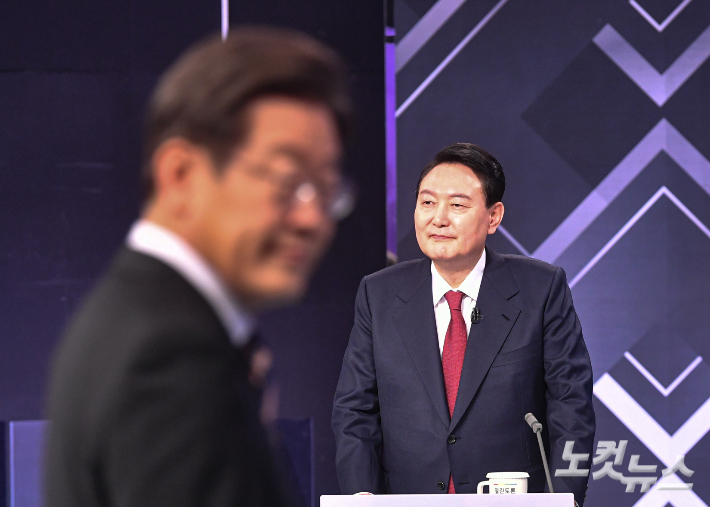 20대 대통령 선거가 일주일 앞으로 다가온 2일 서울 여의도 KBS에서 열린 중앙선거방송토론위원회 주관 제20대 대선 제3차 초청후보자 토론회에서 윤석열 국민의힘 대선후보가 미소를 짓고 있다. 왼쪽은 이재명 더불어민주당 후보. 윤창원 기자