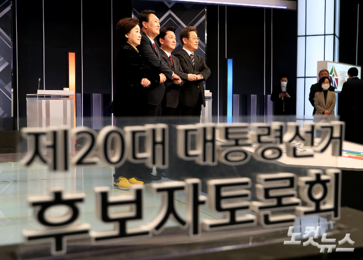 20대 대통령 선거가 일주일 앞으로 다가온 2일 서울 여의도 KBS에서 열린 중앙선거방송토론위원회 주관 제20대 대선 제3차 초청후보자 토론회에서 각 당 후보들이 토론회 시작에 앞서 기념촬영을 하고 있다. 왼쪽부터 심상정 정의당 후보, 윤석열 국민의힘 후보, 안철수 국민의당 후보, 이재명 더불어민주당 후보. 윤창원 기자