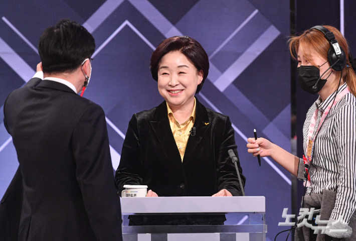 20대 대통령 선거가 일주일 앞으로 다가온 2일 서울 여의도 KBS에서 열린 중앙선거방송토론위원회 주관 제20대 대선 제3차 초청후보자 토론회에서 심상정 정의당 대선후보가 미소를 짓고 있다. 윤창원 기자
