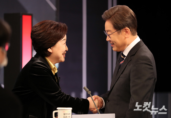 20대 대통령 선거가 일주일 앞으로 다가온 2일 서울 여의도 KBS에서 열린 중앙선거방송토론위원회 주관 제20대 대선 제3차 초청후보자 토론회에서 이재명 더불어민주당 대선후보와 심상정 정의당 대선후보가 인사를 하고 있다. 윤창원 기자