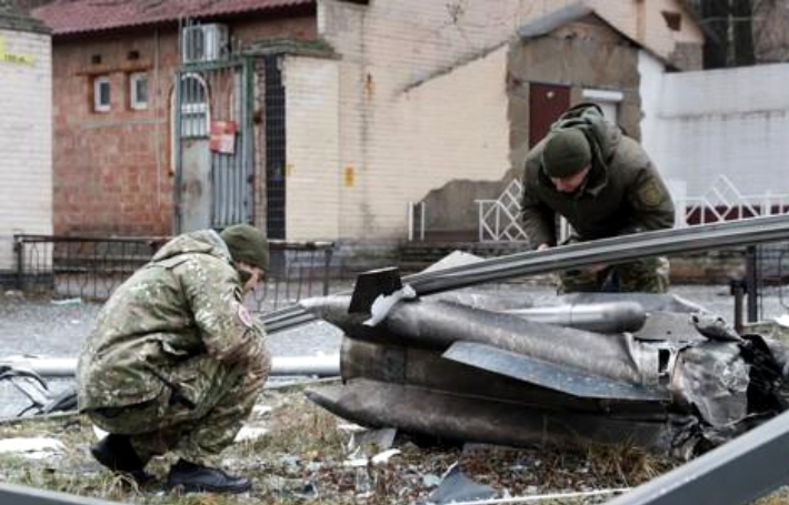 우크라이나 키예프 시내에서 경찰이 러시아군이 발사한 미사일의 잔해를 살피고 있다. 연합뉴스