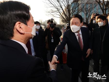 윤석열 국민의힘 대선 후보와 안철수 국민의당 대선 후보가 3일 오전 서울 여의도 국회 소통관에서 단일화 기자회견에 앞서 만나 악수하고 있다.