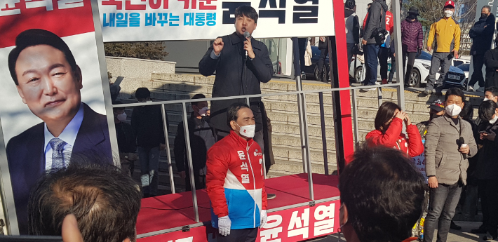 이준석 대표가 경북대 북문에서 유세를 하고 있다. 이규현 기자