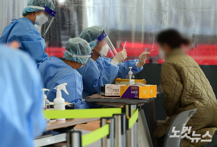 지난 2일 서울광장 선별진료소에서 시민들이 신속항원검사를 받는 모습. 황진환 기자