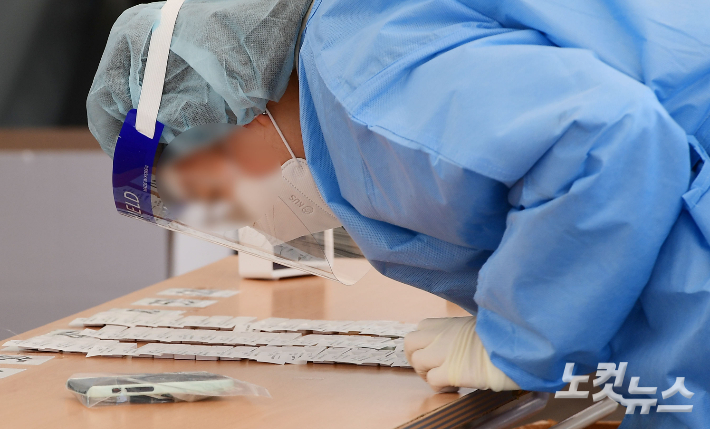 의료진이 신속항원검사 결과를 지켜보고 있다. 황진환 기자