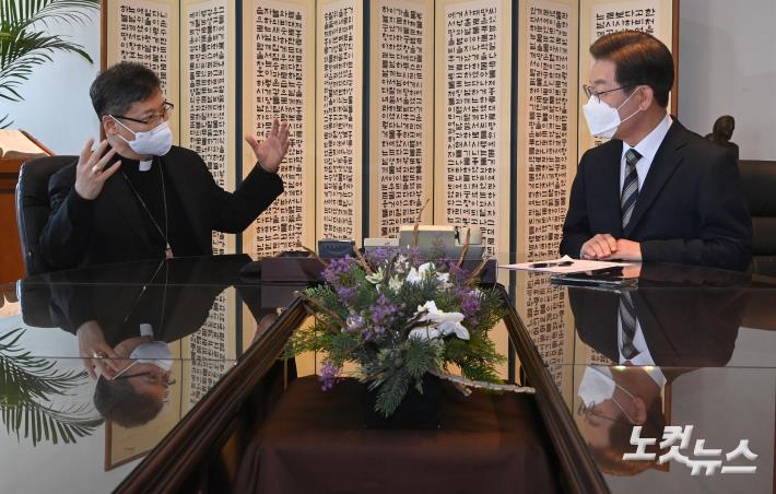 정순택 천주교 서울대교구장과 만나는 이재명 대선후보