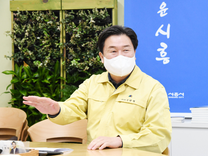 임병택 시흥시장이 지난달 22일 자신의 집무실에서 CBS 취재진과 인터뷰를 진행하고 있는 모습. 시흥시청 제공