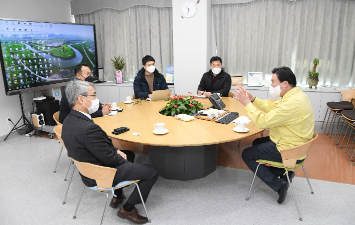 임병택 시흥시장이 인터뷰에서 자신의 시정 계획 등을 이야기하고 있는 모습. 임 시장은 줄곧 대형 화면에 구글맵 등을 띄우며 정책사업에 대한 구상을 설명했다. 시흥시청 제공