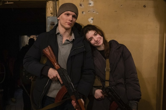 우크라이나인 신혼 부부가 결혼한 지 하루만인 지난달 25일(현지시간) 수도 키이우를 지키기 위한 시민 향토방위군에 입대하며 사진 촬영을 위한 포즈를 취하고 있다. 연합뉴스