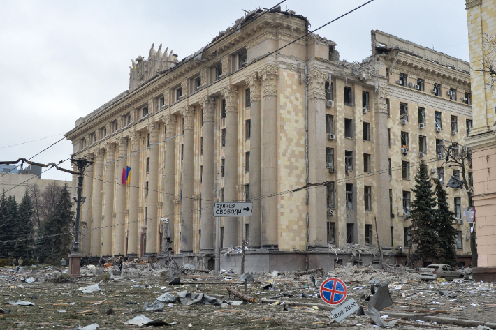 1일(현지시간) 우크라이나 제2 도시인 하르키우시의 청사가 러시아군의 공격을 받아 파괴되면서 길거리에 잔해가 나뒹굴고 있다. 연합뉴스