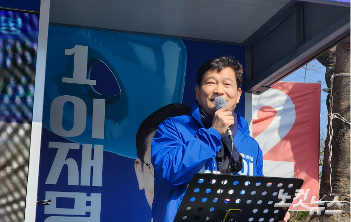 송영길 더불어민주당 대표가 전남 여수에서 유세차량에 올라 이재명 대선후보에 대한 지지를 호소하고 있다. 최창민 기자