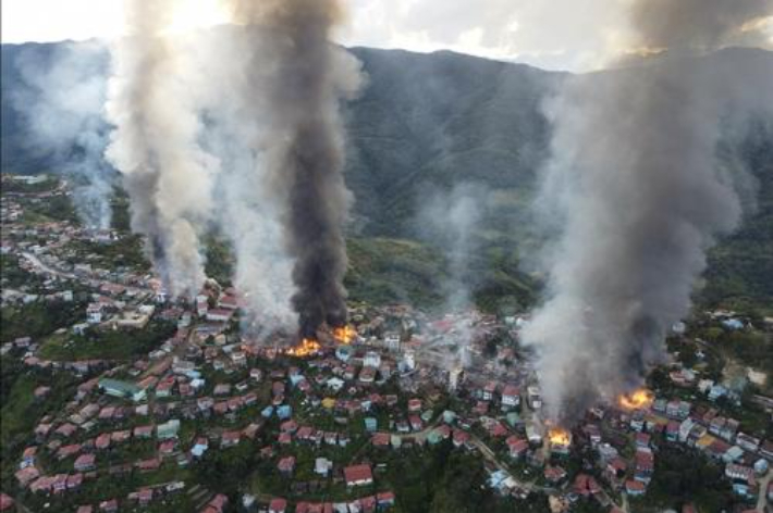 지난해 10월말 포격과 방화에 불타는 친주 딴틀랑 가옥들. 연합뉴스