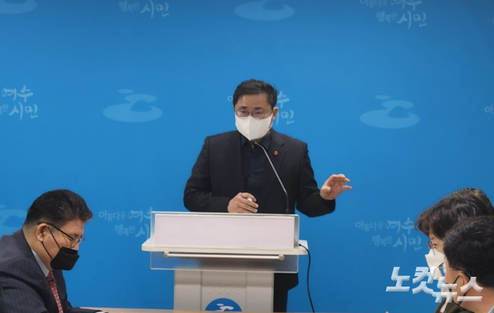 여수세계박람회장 공론화 추진준비위원회 김경호 위원장이 여수세계박람회장 사후활용 관련 입법 중단과 공론화를 통한 여론수렴을 주장하고 있다. 최창민 기자