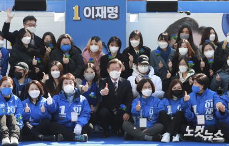 이재명 더불어민주당 대선후보가 3일 오후 서울 종로 보신각터에서 열린 '우리 모두를 위해, 성평등 사회로' 유세에서 여성 유권자들과 기념촬영을 하고 있다.